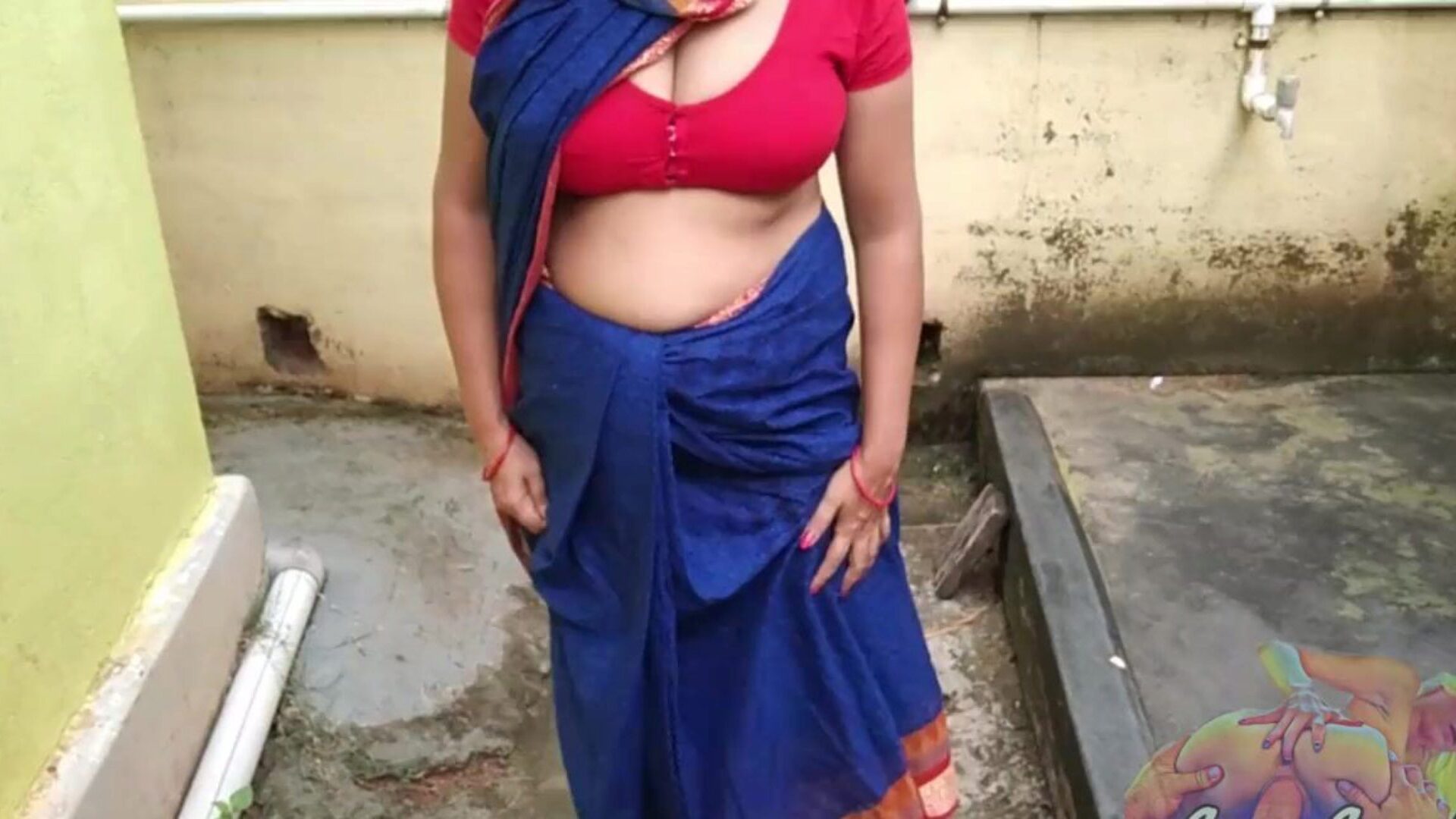 bhabhi u plavom saree piša dvorište pokazujući joj mjesečnicu